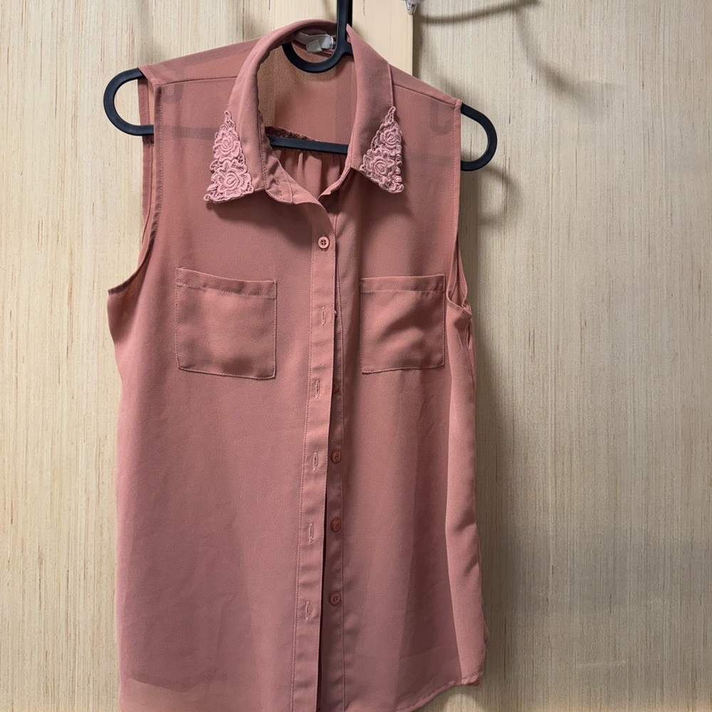 Sleeveless Pink Blouse with Lace Collar